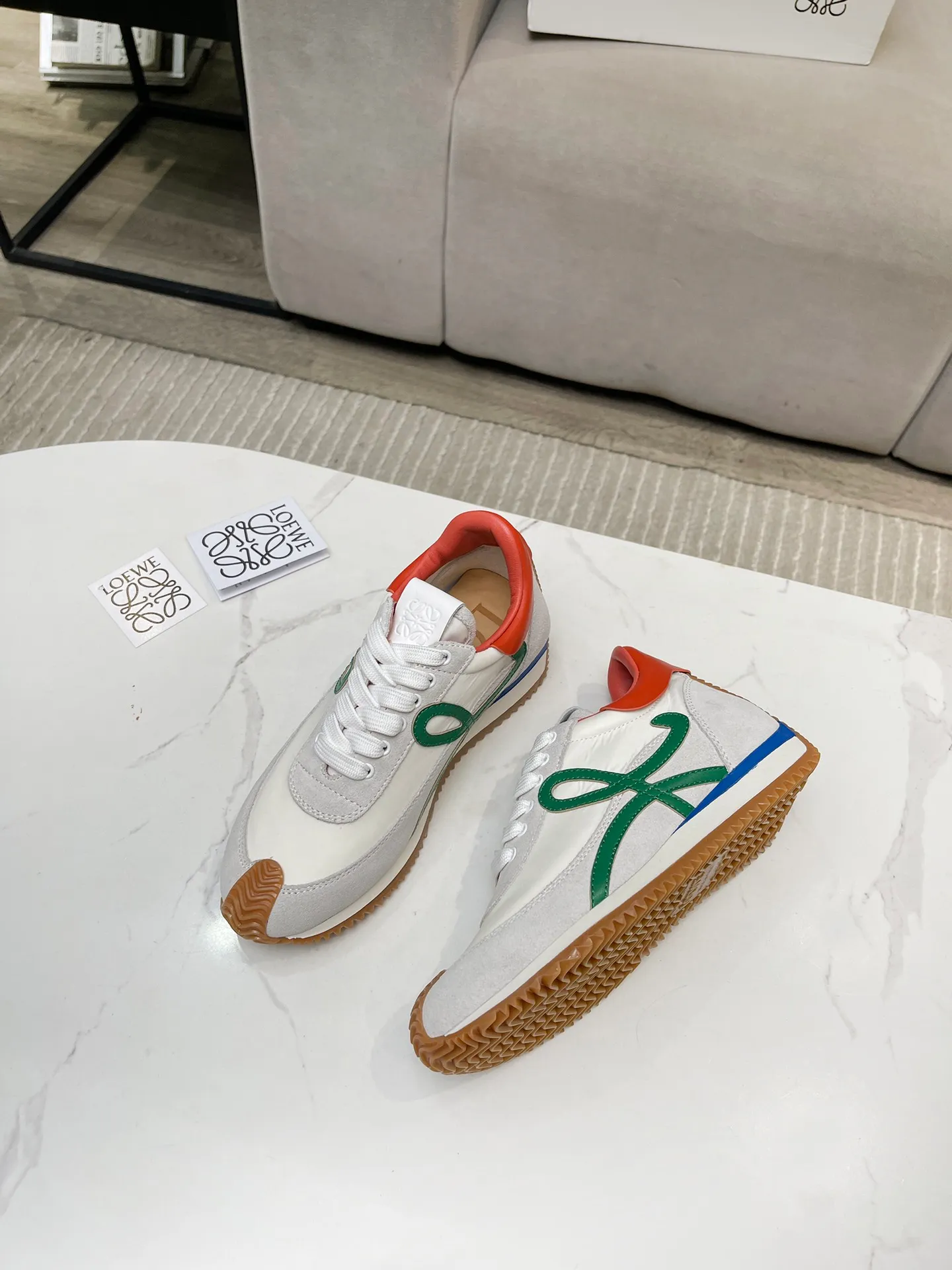 👟👟Ex-factory price 520👟👟 Men's code +10 Women's model: 35--39 (customized code 40 for women), Men's model: 40--44 (customized code 45 for men), 🔥🔥Hot LOEWE 2024 latest inner color block moral training shoes Forrest Gump shoes super good-looking super versatile color block stitching upper Very high-end hidden inner vagina 4cm! The heel has a novel design, is soft and comfortable, and has an exclusive brand logo on the side. It will be rated as the most comfortable sneaker of the year and is a must-have for your shoe cabinet!  The upper is made of special original cowhide + original cloth imported from Australia. The cowhide insole / original private model is exclusively customized with a 1:1 outsole!  Complete set in original packaging.